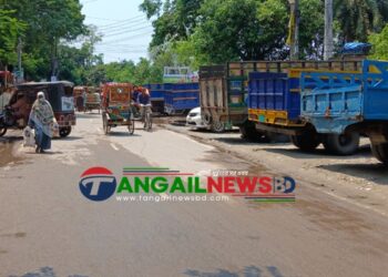টাঙ্গাইলে ট্রাক স্ট্যান্ড না থাকায় যত্রতত্র পার্কিং ॥ ভোগান্তি চরমে