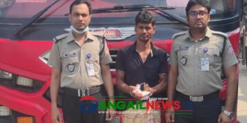 এলেঙ্গা বাসস্ট্যান্ডে বাসযাত্রীর শরীরে মিললো ৪০০ পিস ইয়াবা