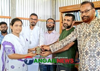 ধনবাড়ীতে শিক্ষার্থীদের মাঝে ঔষুধি গাছের চারা বিতরণ