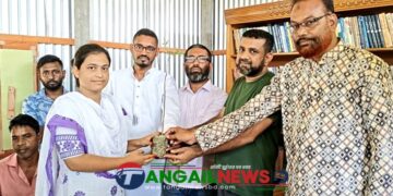 ধনবাড়ীতে শিক্ষার্থীদের মাঝে ঔষুধি গাছের চারা বিতরণ