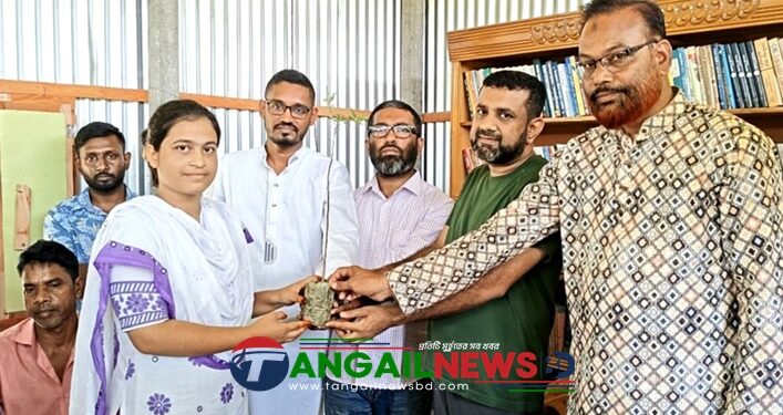 ধনবাড়ীতে শিক্ষার্থীদের মাঝে ঔষুধি গাছের চারা বিতরণ