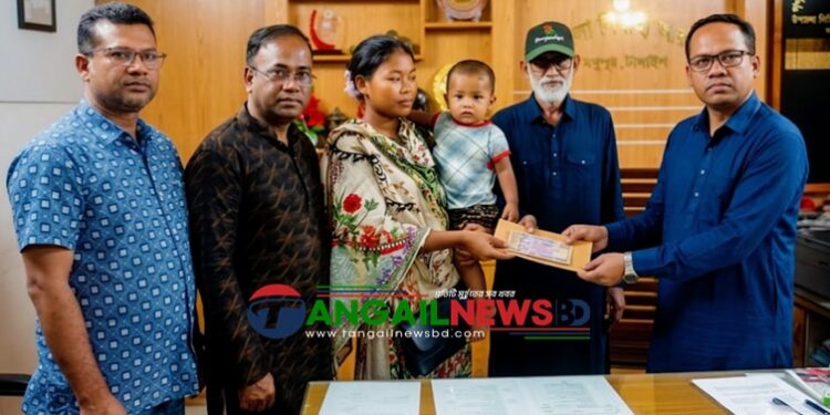 মধুপুরে নিহত ৪ গারো পরিবারের মাঝে আর্থিক সহায়তা প্রদান