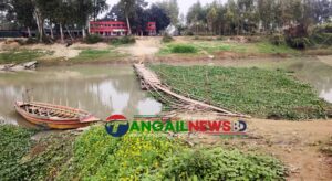 সেতুর অভাবে ঝুঁকিপূর্ণ সাঁকো পেরিয়ে চলাচল সখীপুর-বাসাইলের মানুষের
