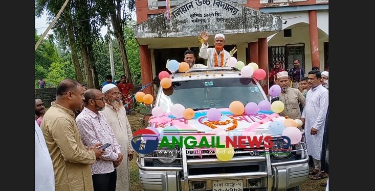 সখীপুরে ব্যতিক্রমীভাবে শিক্ষকের বিদায় ॥ আবেগে ভাসলেন সকলেই
