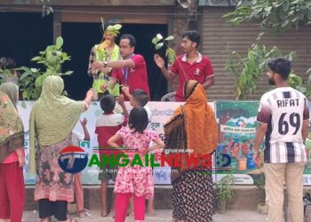 টাঙ্গাইলে ১০ টাকায় বা প্লাস্টিকের বিনিময়ে গাছ!