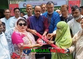 টাঙ্গাইল রেড ক্রিসেন্ট সোসাইটির পক্ষে ছাতা, বিশুদ্ধ পানি ও মাস্ক বিতরণ