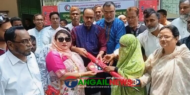 টাঙ্গাইল রেড ক্রিসেন্ট সোসাইটির পক্ষে ছাতা, বিশুদ্ধ পানি ও মাস্ক বিতরণ