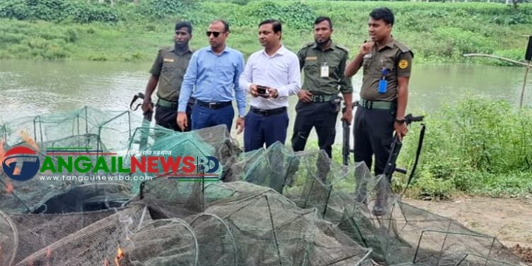 গোপালপুরে ঝিনাই নদীতে ৩০০ মিটার অবৈধ চায়না দুয়ারি জাল জব্দ