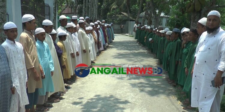 টাঙ্গাইলে কবরস্থানের জায়গা দখল নেয়ার প্রতিবাদে মানববন্ধন ও বিক্ষোভ