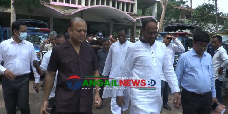 জরাজীর্ণ টাঙ্গাইল ভাসানী হল পরিদর্শন করলেন- প্রতিমন্ত্রী টুকু