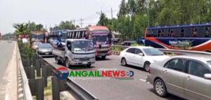 ঈদ শেষে কর্মস্থলে ফেরায় টাঙ্গাইল মহাসড়কে যানবাহনের চাপ