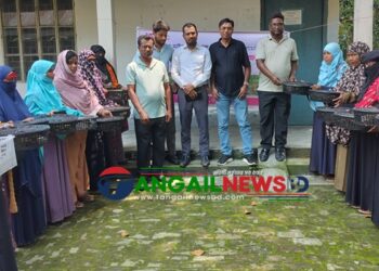 কালিহাতীতে ব্র্যাকের নারী সদস্যদের মাঝে হাঁস-মুরগির বাচ্চা বিতরণ