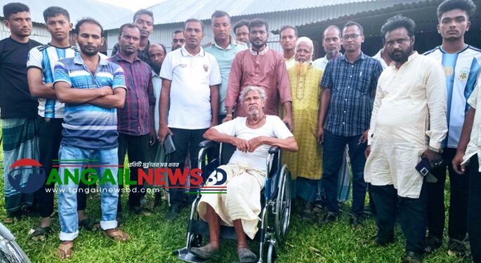 গোপালপুরে তারেক খাঁনের মানবিকতায় ২০ বছর পর হুইলচেয়ার পেলেন গৌড় চন্দ্র