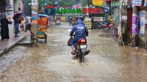 টানা বৃষ্টিতে টাঙ্গাইলে বিপর্যস্ত জনজীবন ॥ শহরে জলাবদ্ধতা