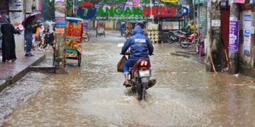 টানা বৃষ্টিতে টাঙ্গাইলে বিপর্যস্ত জনজীবন ॥ শহরে জলাবদ্ধতা