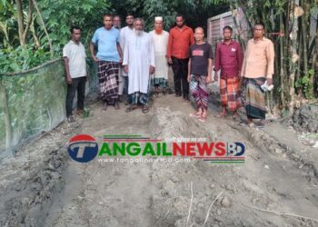 গোপালপুরের নগদা শিমলায় দুটি কাঁচা সড়ক সংস্কার করলেন তারেক খাঁন