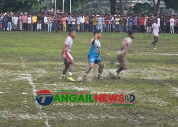 জেলা প্রশাসক গোল্ডকাপ ফুটবল টুর্নামেন্টে ধনবাড়ী-গোপালপুরের খেলা গোলশূন্য