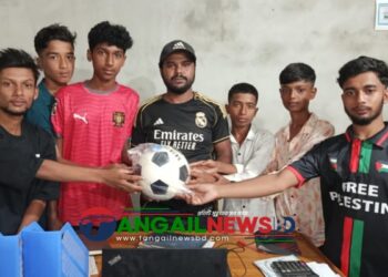 গোপালপুরে শিক্ষার্থীদের ক্রীড়া সামগ্রী বিতরণ করেন আশালতা