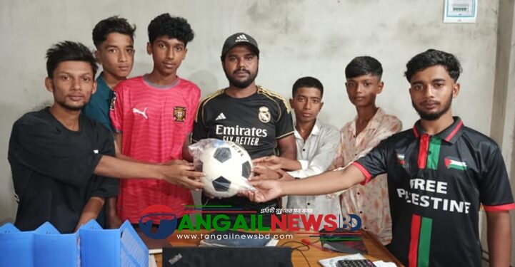 গোপালপুরে শিক্ষার্থীদের ক্রীড়া সামগ্রী বিতরণ করেন আশালতা