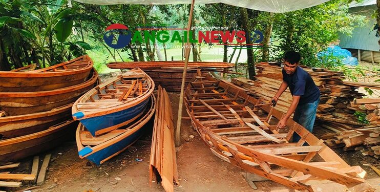 বর্ষার শুরুতেই টাঙ্গাইলের ৩২টি হাটে নৌকা বিক্রি হচ্ছে