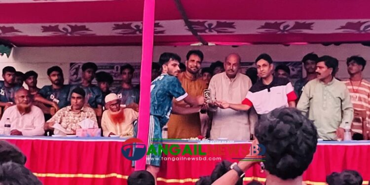 “খেলাধুলাকে হ্যাঁ বলি, “মাদককে না বলি” এই স্লোগানকে সামনে রেখে টাঙ্গাইলের ঘাটাইল উপজেলায় আনেহলা ফুটবল টুর্নামেন্টের উদ্বোধন হয়েছে। রোববার (২৬ জুলাই) বিকেলে আনেহলা