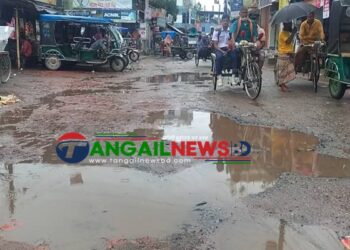 গোপালপুর পুরাতন পৌর চত্বরে খানাখন্দে বেহাল সড়ক
