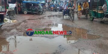 গোপালপুর পুরাতন পৌর চত্বরে খানাখন্দে বেহাল সড়ক