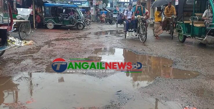 গোপালপুর পুরাতন পৌর চত্বরে খানাখন্দে বেহাল সড়ক