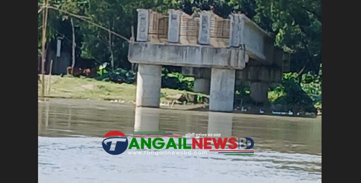 কালিহাতীর জোকারচরে সেতুর কাজ দীর্ঘদিন মুখ থুবরে পড়ে আছে
