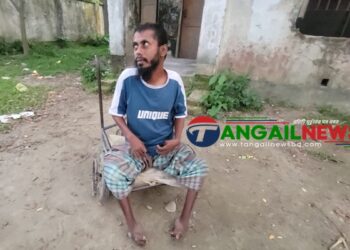 গোপালপুরে ২০ বছর ধরে পরিত্যক্ত ভবনে জীবনযাপন শারীরিক প্রতিবন্ধী আনোয়ারের