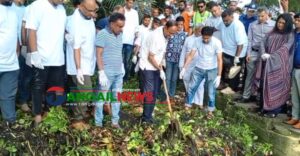 পরিচ্ছন্ন ডিসি লেক গড়তে নিজ হাতে কচুরিপানা পরিষ্কার করলেন- প্রতিমন্ত্রী টুকু