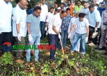 পরিচ্ছন্ন ডিসি লেক গড়তে নিজ হাতে কচুরিপানা পরিষ্কার করলেন- প্রতিমন্ত্রী টুকু