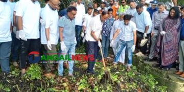 পরিচ্ছন্ন ডিসি লেক গড়তে নিজ হাতে কচুরিপানা পরিষ্কার করলেন- প্রতিমন্ত্রী টুকু