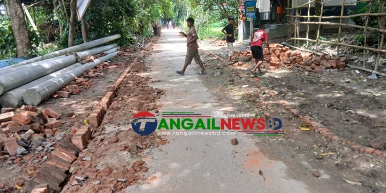 নাগরপুরের মোকনায় নিম্নমানের ইট দিয়ে রাস্তা নির্মাণের অভিযোগ
