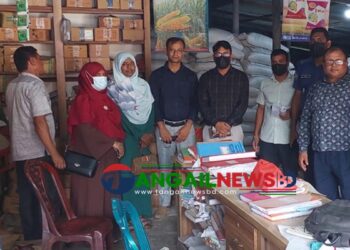 দেলদুয়ারে মেয়াদোত্তীর্ণ কীটনাশক রাখার দায়ে সার ডিলারকে জরিমানা