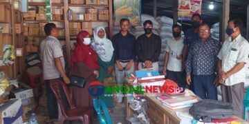 দেলদুয়ারে মেয়াদোত্তীর্ণ কীটনাশক রাখার দায়ে সার ডিলারকে জরিমানা