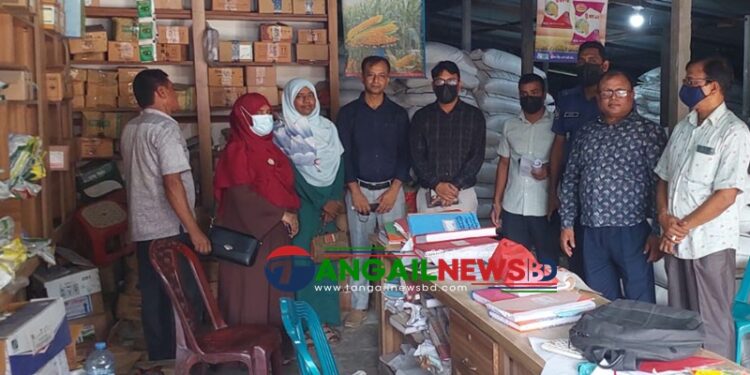 দেলদুয়ারে মেয়াদোত্তীর্ণ কীটনাশক রাখার দায়ে সার ডিলারকে জরিমানা