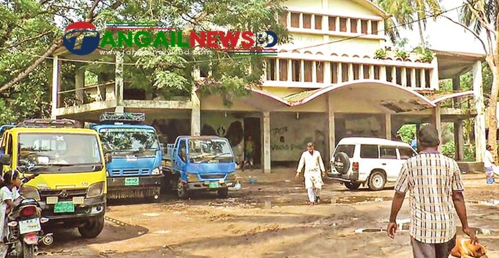 টাঙ্গাইল ভাসানী হল দিনে পানের দোকান-ট্রাক স্ট্যান্ড, রাতে মাদকসেবীদের আড্ডা