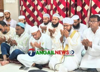 টাঙ্গাইলে মাদরাসা-এতিমখানার শিক্ষার্থীদের খাবার খাওয়ালেন প্রতিমন্ত্রী টুকু