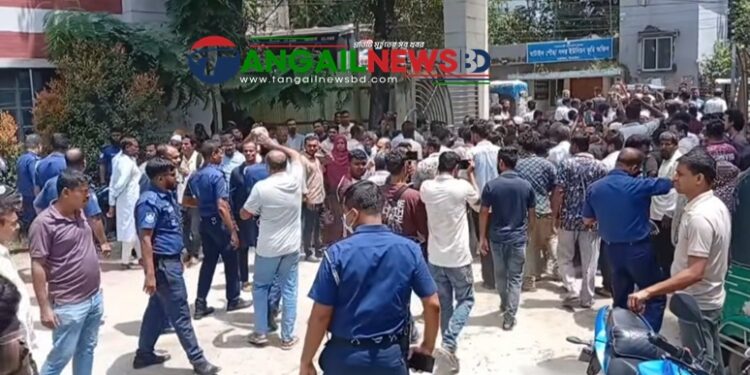 ওষুধ কেলেঙ্কারিতে জড়িতদের শাস্তির দাবিতে ঘাটাইল থানা ও হাসপাতাল ঘেরাও