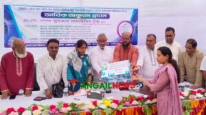 টাঙ্গাইলে প্রয়াত বাস-মিনিবাস মালিকদের পরিবারকে আর্থিক অনুদান প্রদান