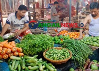 টাঙ্গাইলের বাজারে ভোজ্যতেল, চিনি, ময়দা ও ডিমসহ কয়েকটি পণ্যের চাপে ক্রেতারা