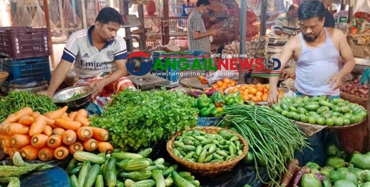 টাঙ্গাইলের বাজারে ভোজ্যতেল, চিনি, ময়দা ও ডিমসহ কয়েকটি পণ্যের চাপে ক্রেতারা