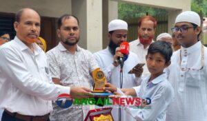ঘাটাইলে টানা ৪০ দিন জামাতে নামাজ আদায়কারী শিক্ষার্থীদের ক্রেস্ট বিতরণ