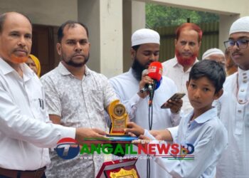 ঘাটাইলে টানা ৪০ দিন জামাতে নামাজ আদায়কারী শিক্ষার্থীদের ক্রেস্ট বিতরণ