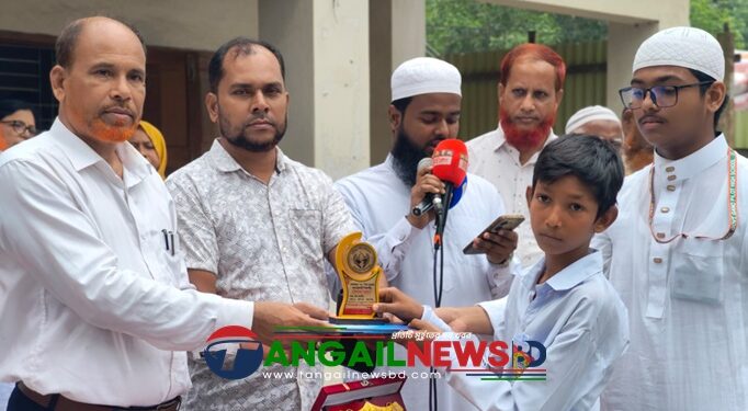 ঘাটাইলে টানা ৪০ দিন জামাতে নামাজ আদায়কারী শিক্ষার্থীদের ক্রেস্ট বিতরণ