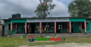 গোপালপুরে পাকুয়া সরকারি স্কুল ভবনটি জরাজীর্ণ ॥ আতঙ্কে শিক্ষক-শিক্ষার্থীরা