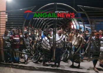 সিসা কারখানা বন্ধের দাবিতে কালিহাতী থানা ঘেরাও করে বিক্ষুব্ধ জনগন