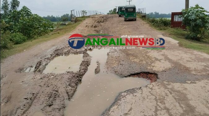 ঘাটাইলে চার বছরে শেষ হয়নি ব্রিজের কাজ ॥ ভোগন্তিতে ৪০ গ্রামের মানুষ