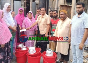 টাঙ্গাইলের দেওলায় আগুন লাগা চার পরিবারকে টুকুর পক্ষে আর্থিক সহায়তা প্রদান